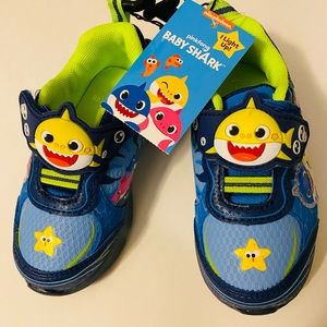 Baby Shark Toddler Light Up Tennis Shoes Sneaker Boys Girls size 8 NWT
